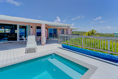 The pool of The Family Beach House on San Salvador 