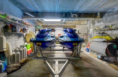 The two jetskis